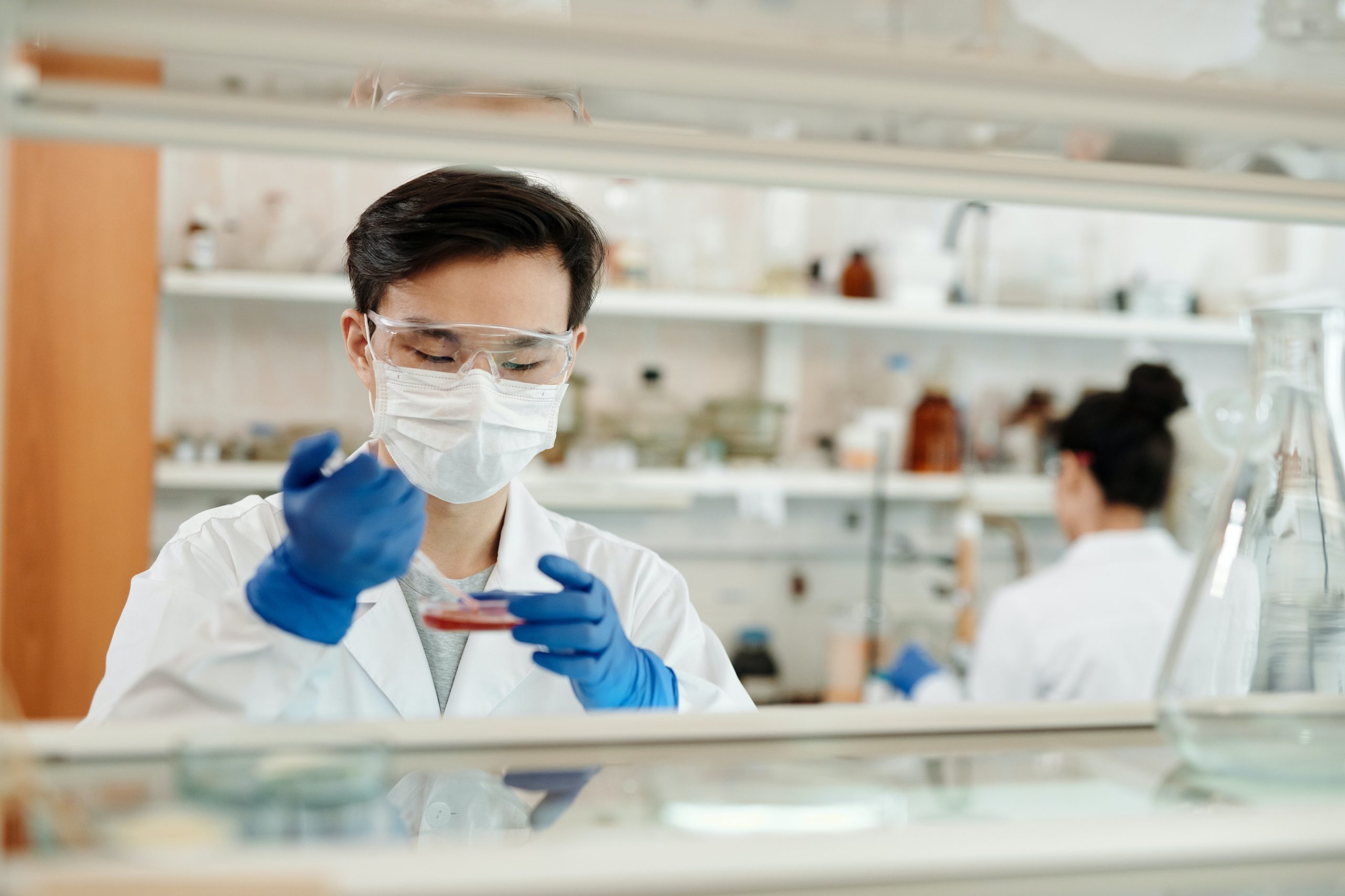Chercheurs dans un labo. Crédit Photo: Pexels/Edward Jenner