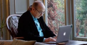 personne âgée laptop